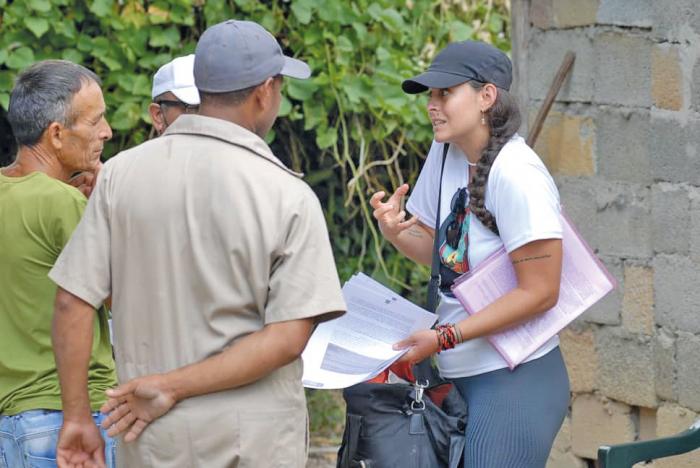 La brasileña Beatriz Gomes intercambia con productores agrícolas de la Caridad de los Indios, 
en Manuel Tames. Foto del autor