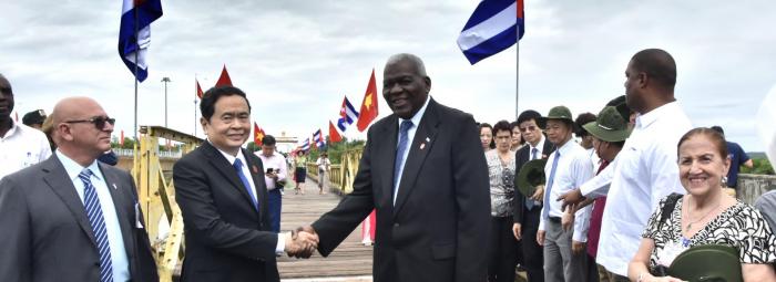 Felicita Esteban Lazo al nuevo Presidente de la Asamblea Nacional de Vietnam