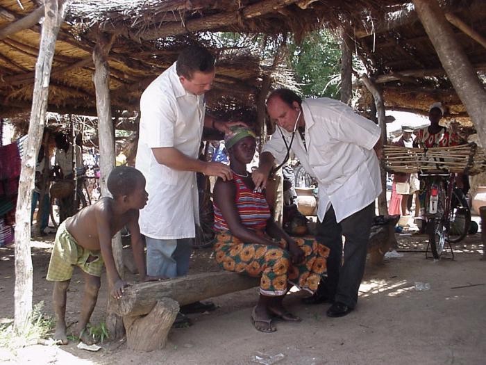Los médicos cubanos asisten a la población de bajos recursos y que viven en lugares de difícil acceso y en zonas rurales