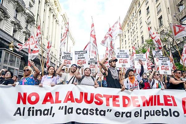 Las protestas en plazas, aunque enfrentadas por la Policía, dicen suficiente de lo que va provocando el actual gobernante. FOTO tomada de el PERUANO
