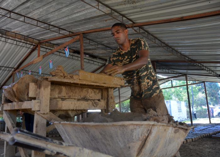En El Tejar, un taller de producción de materiales locales de la construcción, nacen ladrillos para levantar 
las viviendas que necesita Yara, en Granma. foto: Estudios Revolución