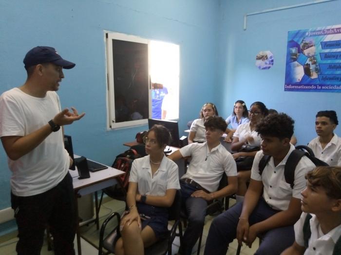 El director general de los Joven Club de Computación y Electrónica en el país intercambia, en Ciego de Ávila, con alumnos de la Enseñanza Técnica y Profesional