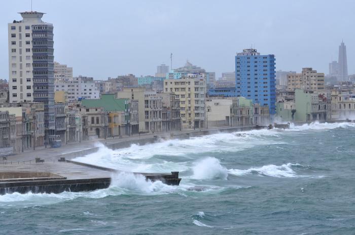 Comienzo de los vientos de tormenta tropical del huracán Irma en la capital. Malecón.