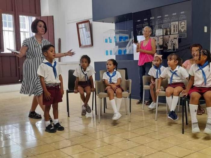 Intercambio entre poetas y estudiantes en la Casa Natal de José Martí, como parte de las actividades del Festival. FOTO TOMADA DE LA PÁGINA DE FACEBOOK DE CUBAPOESÍA
