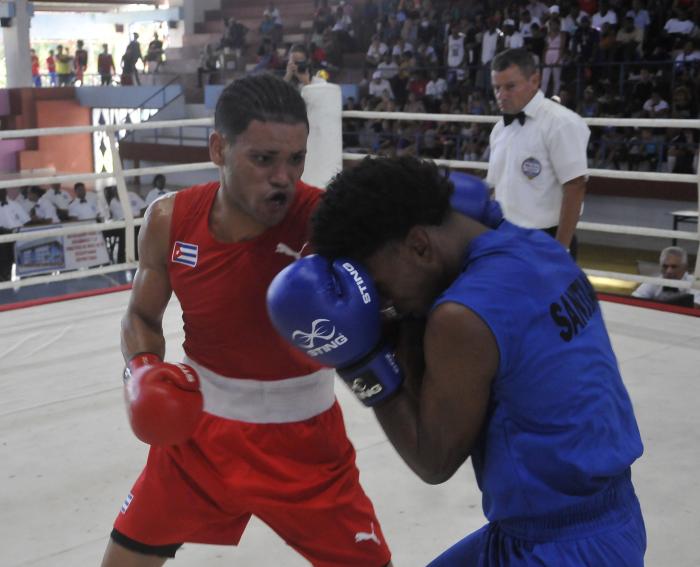 60 Torneo Playa Giron combate de 63 kg entre luis E. Vinet de SCU de azul y Erislandy Alvarez de CFG de rojo y ganador del combate.