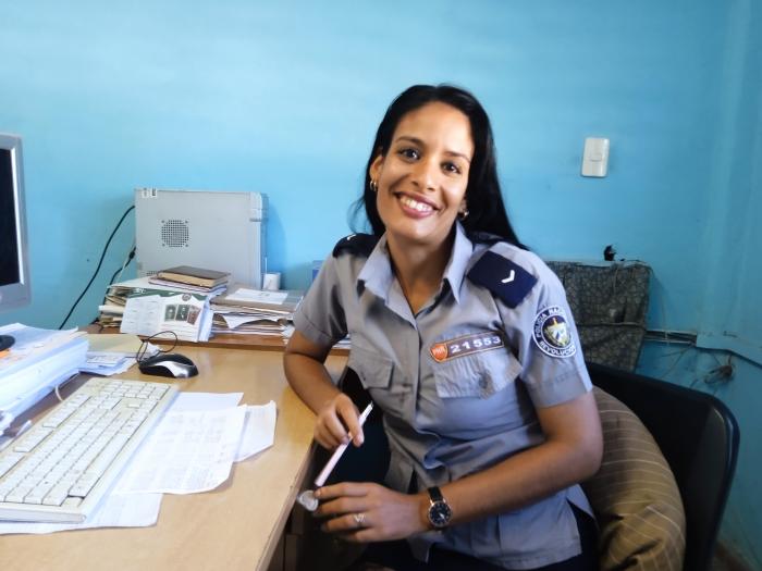 Ileana asegura que no se hizo policía por casualidad, sino por vocación. FOTO DE LA AUTORA
