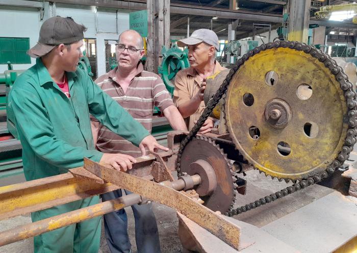 Julio César Garcel, Pablo Machado y Reinier Herrera, tres integrantes del osado quinteto de mecánicos «viajeros».