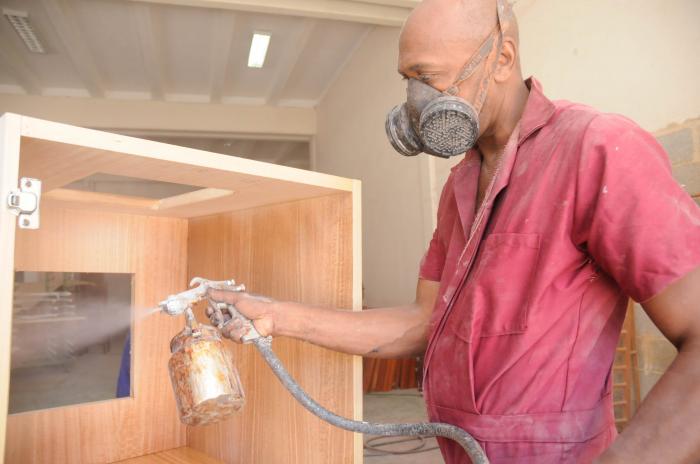 Línea de pintura en la UEB, UMBRAL, muebles capitalinos, ubicado en calle 12, e/ San Francisco y Final, Lawton