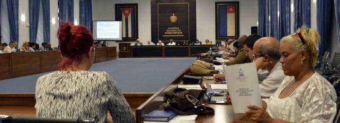 Diputados examinan proyectos de leyes