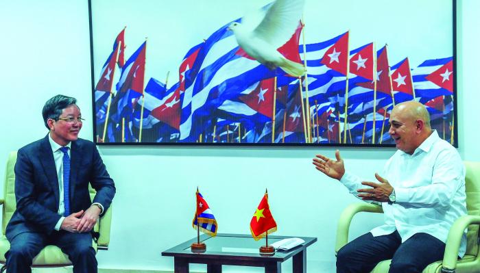 El Secretario de Organización del CCPCC, Dr Roberto Morales Ojeda, recibió al Sr cro. Luong Quonc Doan
