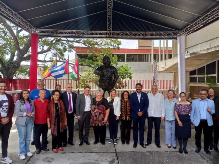 Plaza Ernesto Che Guevara. Doctora Aleida Guevara March, hija del héroe