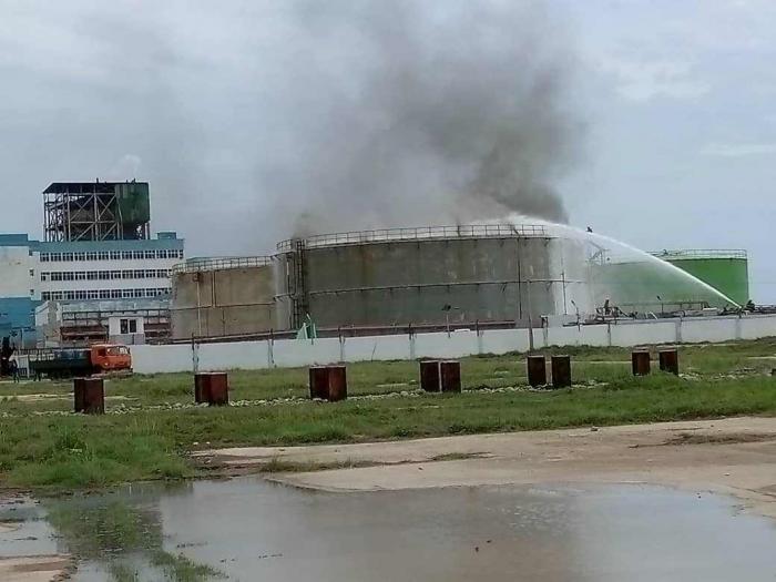 Extinción de incendio en depósito de crudo en la zona industrial 