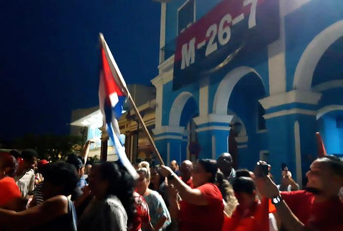 Con la noticia, los espirituanos tomaron la calle. foto: Beatriz Rodríguez