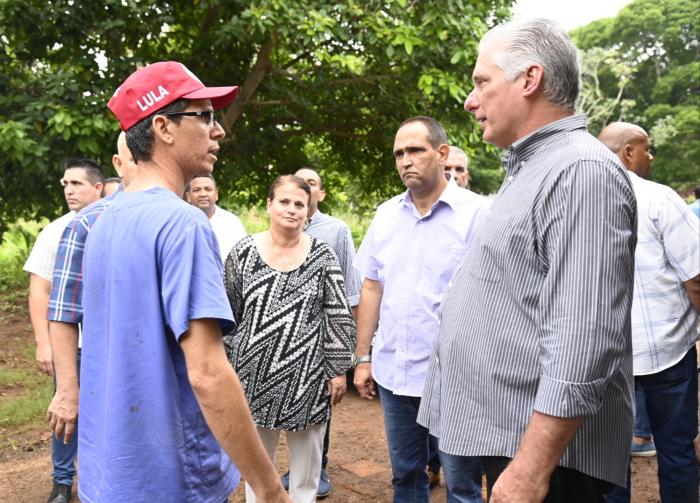 Díaz Canel indicó al presidente de la Cooperativa Arides Estévez, Yoel Barreto, encadenarse con otros 
productores FOTO: ESTUDIOS REVOLUCIÓN
