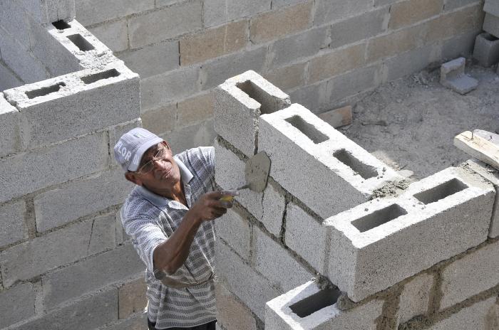Al cierre del quinto mes del año se habían concluido  3 579 viviendas, lo que representa el 0,8 % de la necesidad de hogares para eliminar el déficit habitacional. foto: Ismael Batista Ramírez