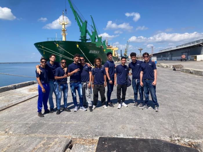 El grupo de primer año del curso diurno durante una clase práctica en el puerto