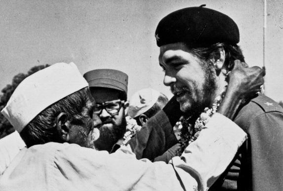 El Che, durante su recorrido por diez países afroasiáticos, que pertenecían al llamado Pacto de Bandung , fue recibido con amabilidad por parte del pueblo de la India.  foto tomada de portal Cubarte