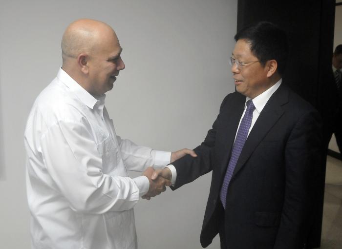 Roberto Morales Ojedamiembro del Buro Politico y Secretario de Organisacion del Comite Central del Partido recibe a subdirector Han Wenxiumienbro del PCCh.