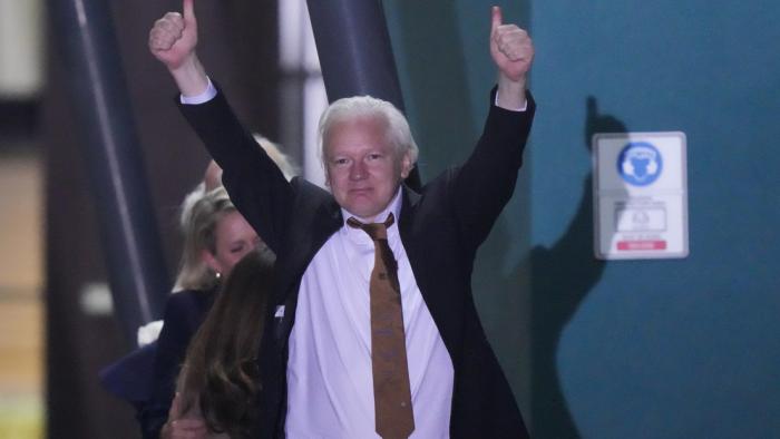 Julian Assange llega a casa