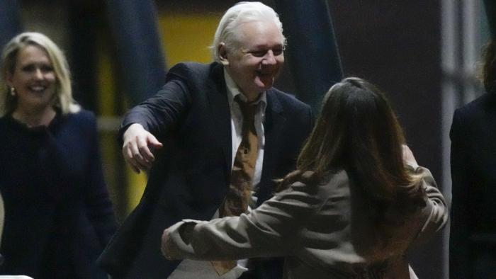 Julian Assange, abraza a su esposa Stella después de aterrizar en la base aérea de la RAAF Fairbairn en Canberra., el 26 de junio de 2024
