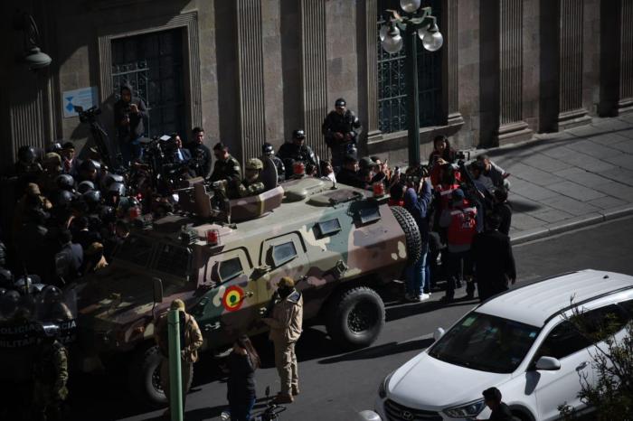 Fuerzas militares intentan golpe militar en Bolivia