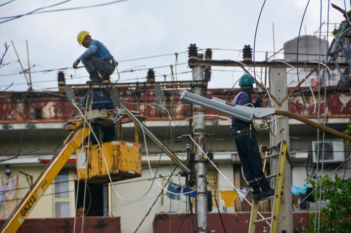 Trabajadores de la empresa eléctrica de La Habana