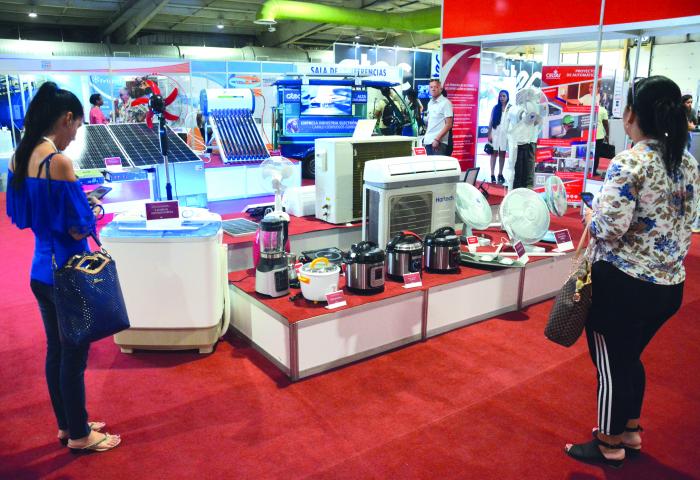 Feria Internacional de Industrial Cubaindustria Miguel DIaz-Canel Y Manuel Marrero