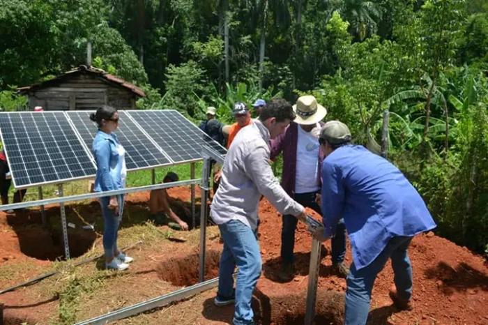 Los sitios de emplazamiento de paneles solares deben ser bien escogidos. De ocurrir lo contrario, merman
sus posibilidades de generar electricidad