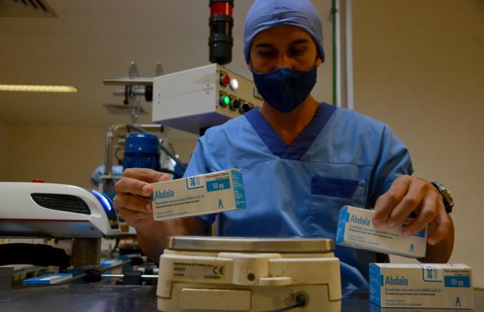 Trabajo sobre la producción de vacunas ABDALA en los laboratorios AICA del grupo Biocubafarma.