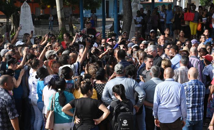 El Presidente explicó a los pobladores las recientes medidas aprobadas para contener los precios de 
productos de alta demanda. FOTO: ESTUDIOS REVOLUCIÓN
