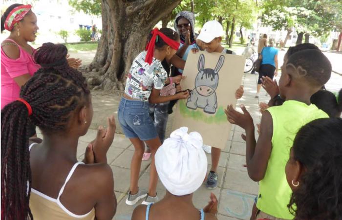 A la sombra de un árbol guantanamero, una «chispa» veraniega de esparcimiento.