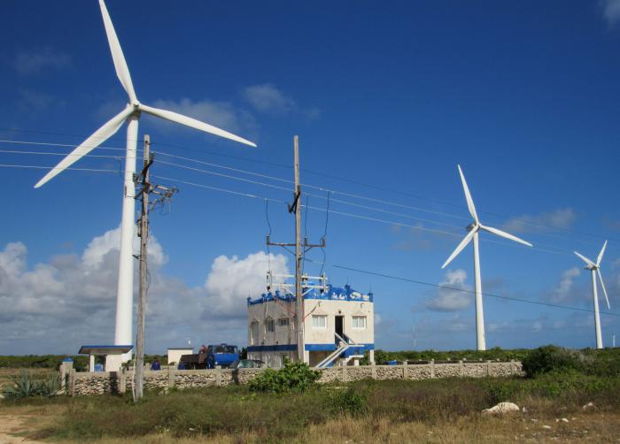 Los aerogeneradores de media potencia se pueden integrar fácilmente en varios proyectos de generación con fuentes renovables. foto: Germán Veloz Placencia