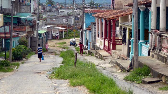 La inversión en el consejo popular Celso Maragoto también ha generado insatisfacción, debido a los salideros, los sitios donde no llega el agua y la destrucción de las calles. FOTO DEL AUTOR