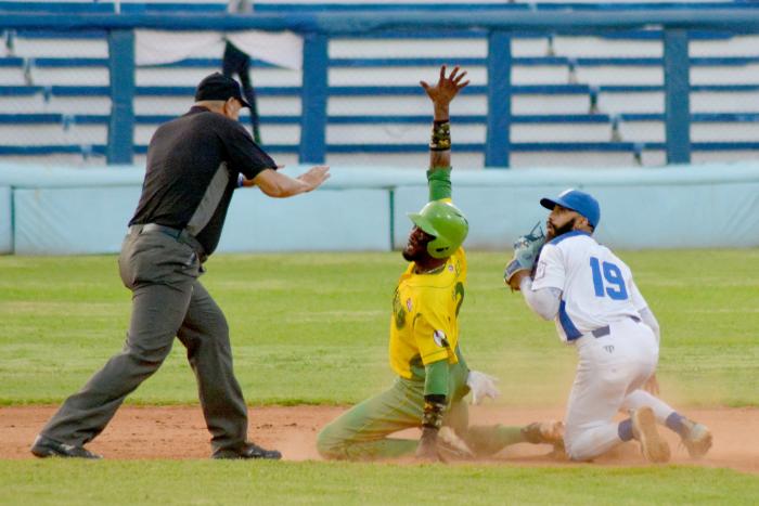 Alexei Ramírez y Roberto Acevedo fueron claves en sus equipos. Fotos: Ricardo López Hevia 