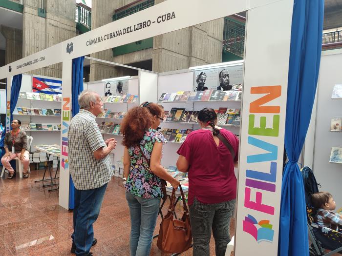 Más de 200 títulos y alrededor de 1 500 ejemplares 
conforman el stand de la Isla. Foto de la autora