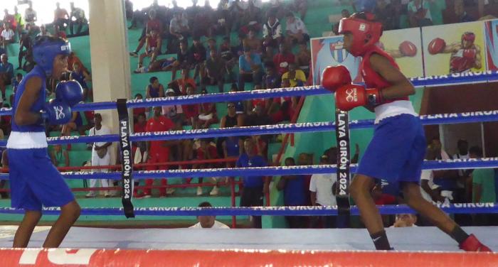 Vitico a la izquierda, en la pelea por el título. Foto del autor