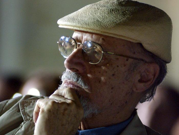 XIII Feria Internacional del Libro 2004 / Fortaleza de la Cabana / Ciudad Habana - Cuba.
  Fernando Rodriguez Retamar, escritor cubano y presidente de la casa de las Américas.
  5 - Ene.- 2004
  Foto: Ahmed Velázquez. Libro 26
Reta0050