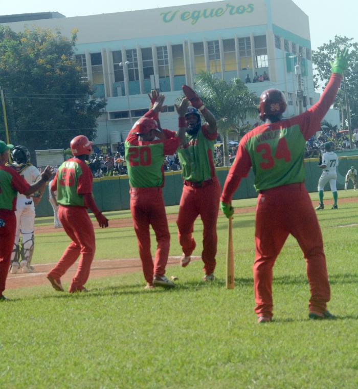 Beisbol-Serie 63-Play Off Las Tunas y Pinar del Rio.