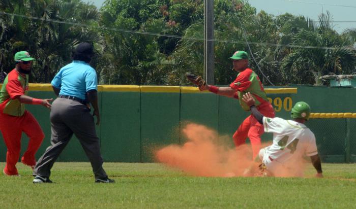 Beisbol-Serie 63-Play Off Las Tunas y Pinar del Rio.