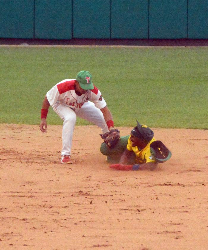 Beisbol-Serie 63-Play Off Las Tunas y Pinar del Rio.