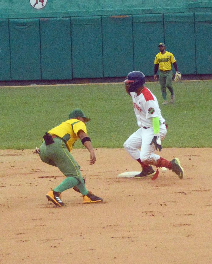 Beisbol-Serie 63-Play Off Las Tunas y Pinar del Rio.