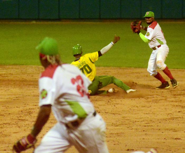 Beisbol-Serie 63-Play Off Las Tunas y Pinar del Rio.