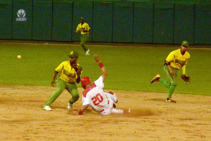 Beisbol-Serie 63-Play Off Las Tunas y Pinar del Rio.