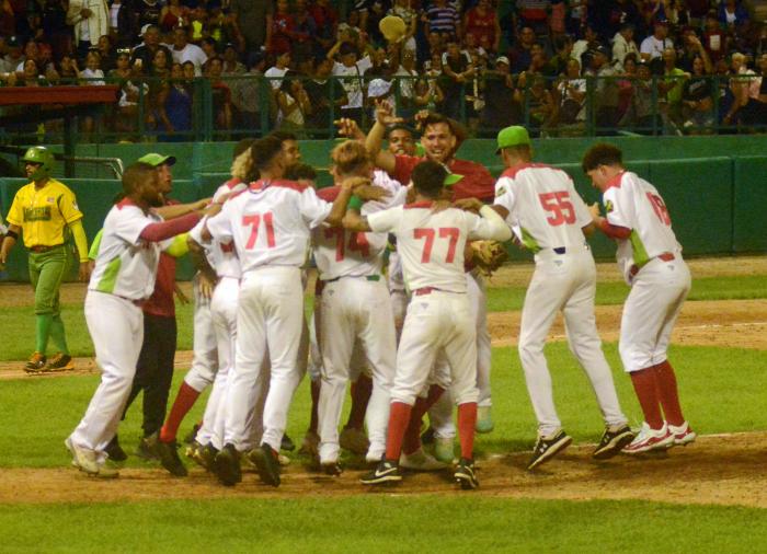 Beisbol-Serie 63-Play Off Las Tunas y Pinar del Rio.