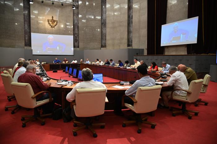 Cerca de una treintena de proyecciones para corregir distorsiones y reimpulsar la economía cubana se 
organizan en un cronograma para su implementación a partir de septiembre. FOTO: ESTUDIOS REVOLUCIÓN