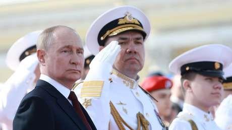 Desfile de la Armada en San Ptersburgo, presidido por el presidente Vladimir Putin