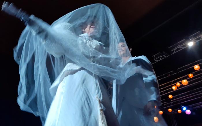 Verónica Lynn (la Dama del velo) y Fernando Ramírez (Alejandro Yarini) en Réquiem por Yarini. FOTO DEL AUTOR