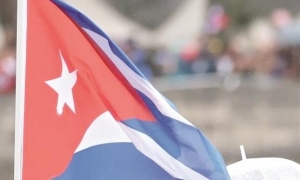 Sobre el Sena y en la proa, los campeones abanderados de Cuba.
