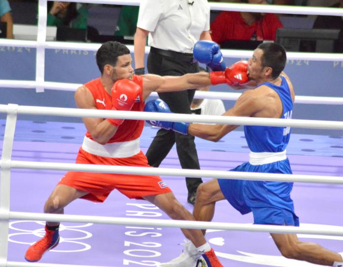 Erislandy Álvarez estuvo cerca de propinarle un conteo de protección a su rival en el segundo asalto. 
foto: Ricardo López Hevia 