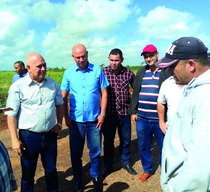 «Estimula ver a campesinos como ustedes», comentó Morales Ojeda, en el intercambio con los hermanos Gorgoi. foto del autor
